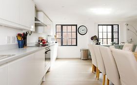 Stylish City Centre Apartment With Sauna