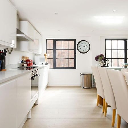 Stylish City Centre Apartment With Sauna Chichester Exterior photo