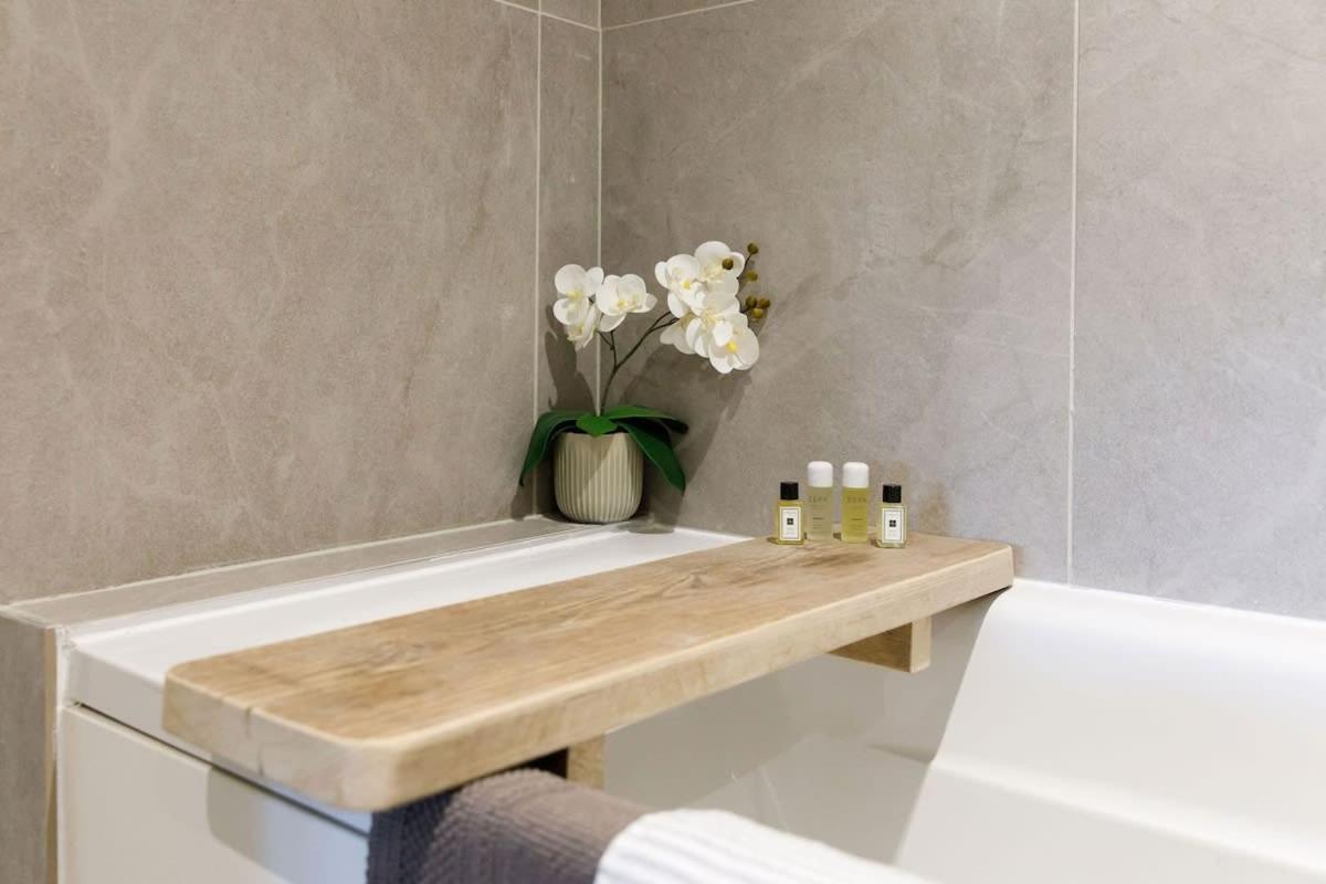 Stylish City Centre Apartment With Sauna Chichester Exterior photo