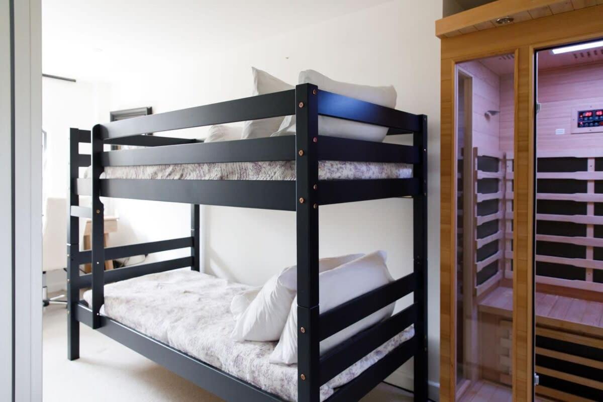 Stylish City Centre Apartment With Sauna Chichester Exterior photo