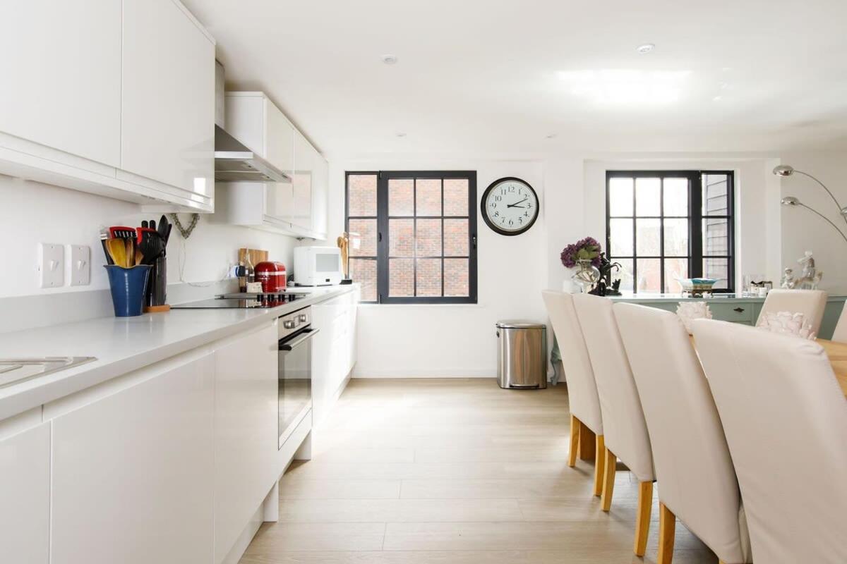 Stylish City Centre Apartment With Sauna Chichester Exterior photo