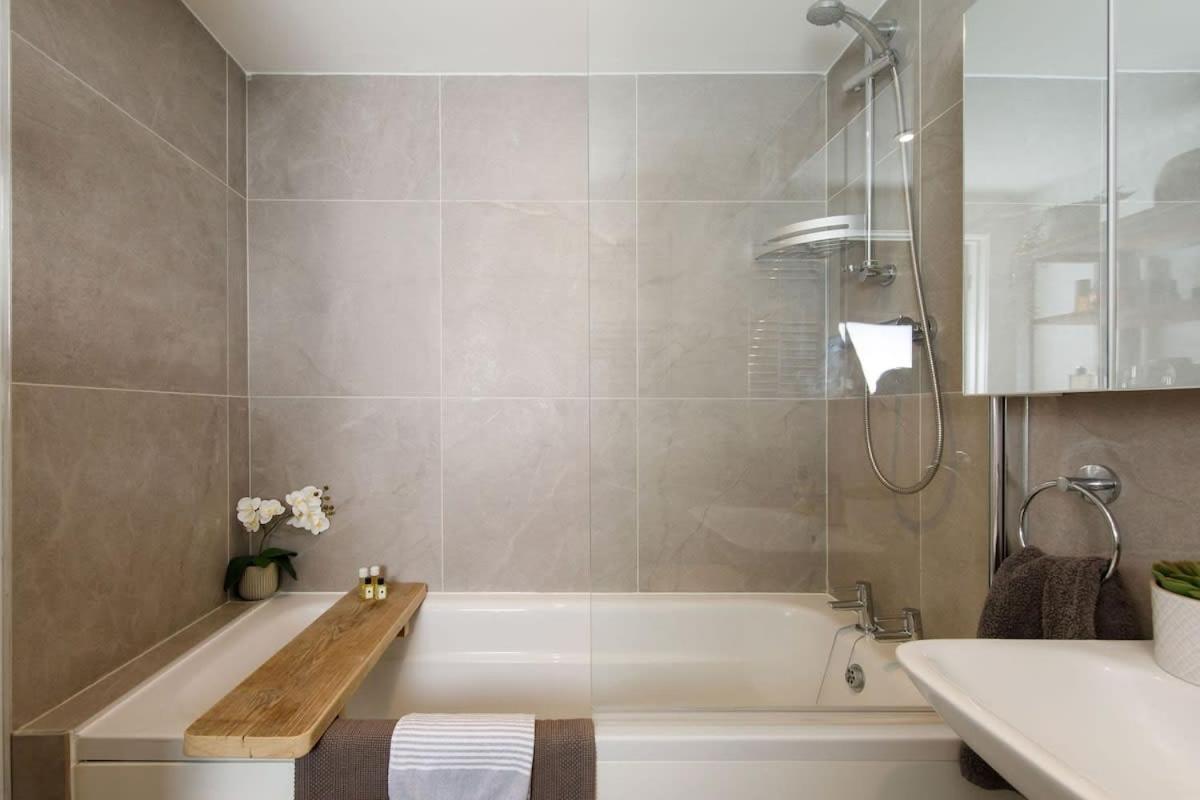 Stylish City Centre Apartment With Sauna Chichester Exterior photo