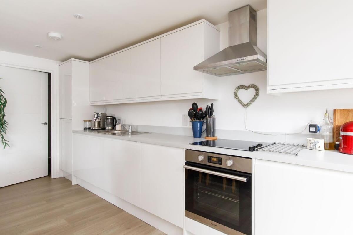 Stylish City Centre Apartment With Sauna Chichester Exterior photo