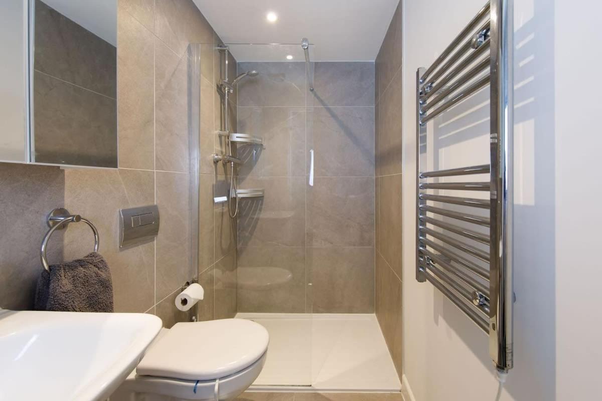 Stylish City Centre Apartment With Sauna Chichester Exterior photo