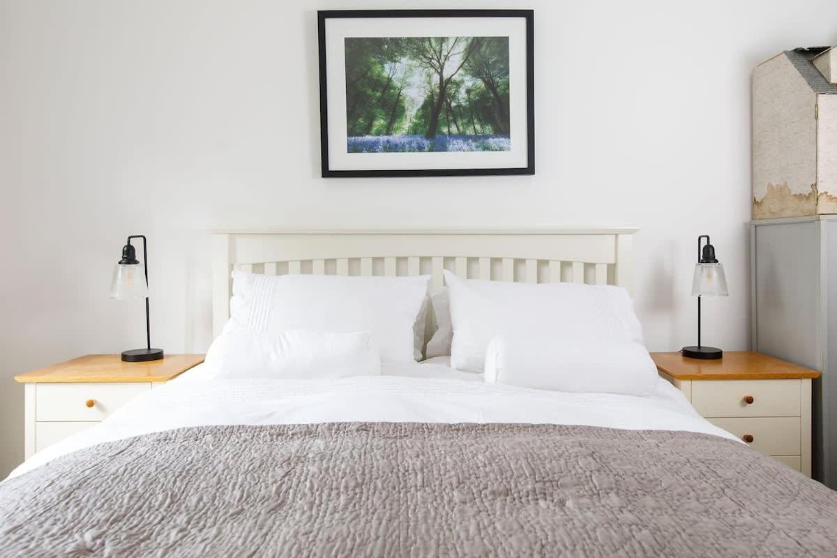 Stylish City Centre Apartment With Sauna Chichester Exterior photo