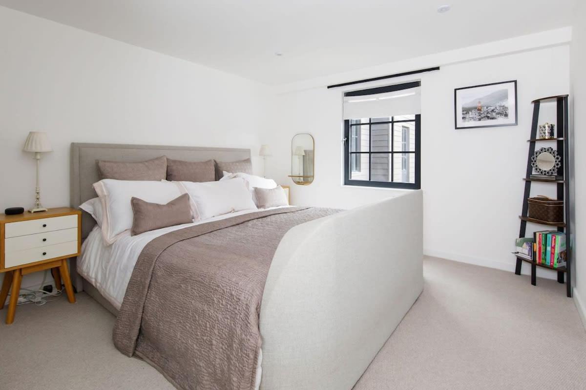 Stylish City Centre Apartment With Sauna Chichester Exterior photo
