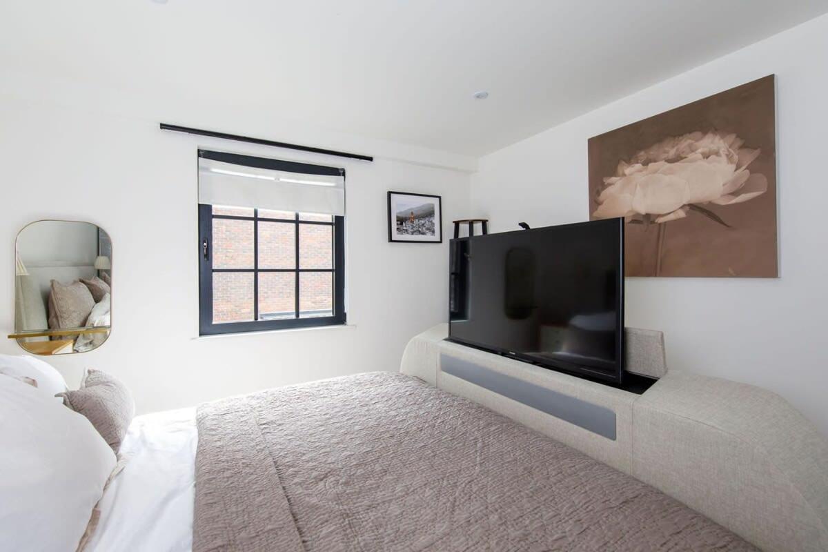 Stylish City Centre Apartment With Sauna Chichester Exterior photo