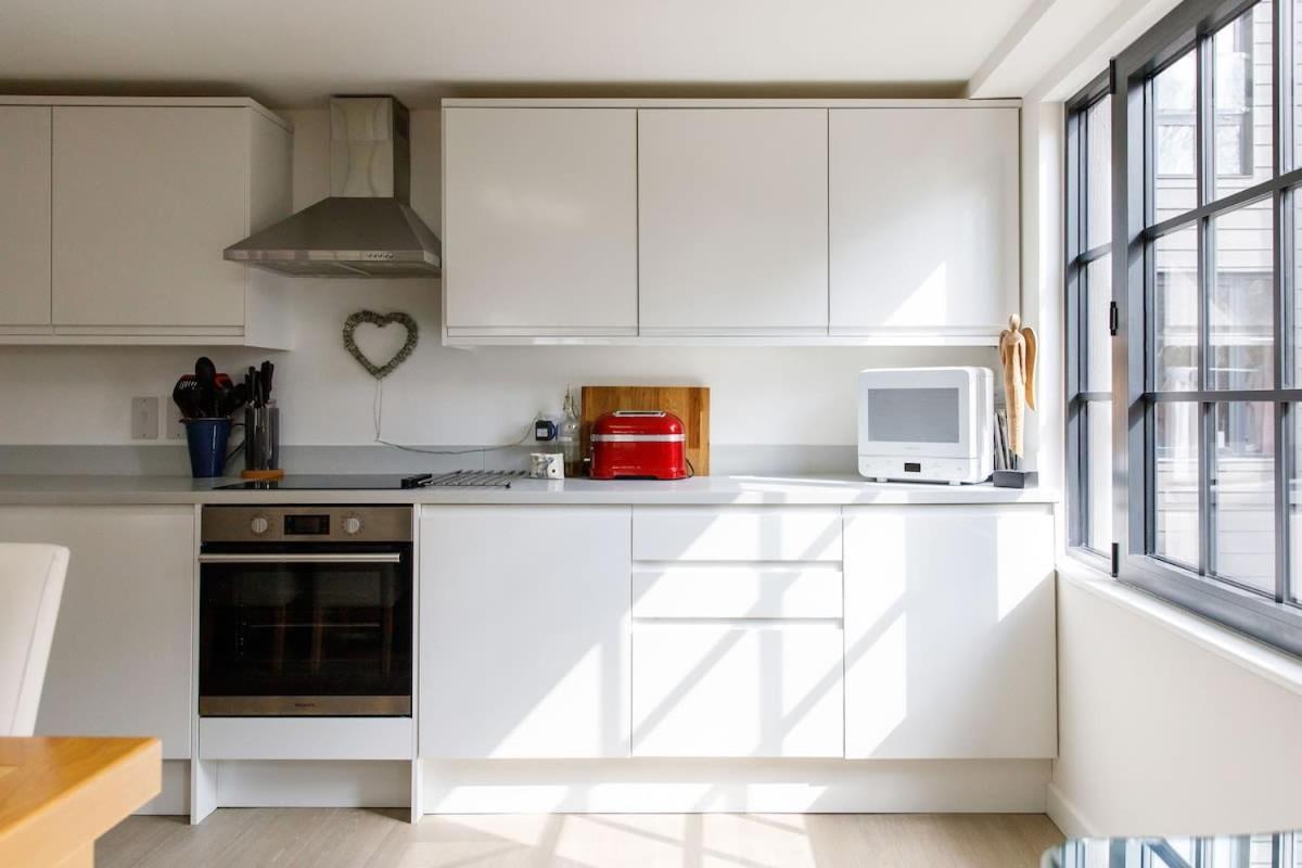 Stylish City Centre Apartment With Sauna Chichester Exterior photo
