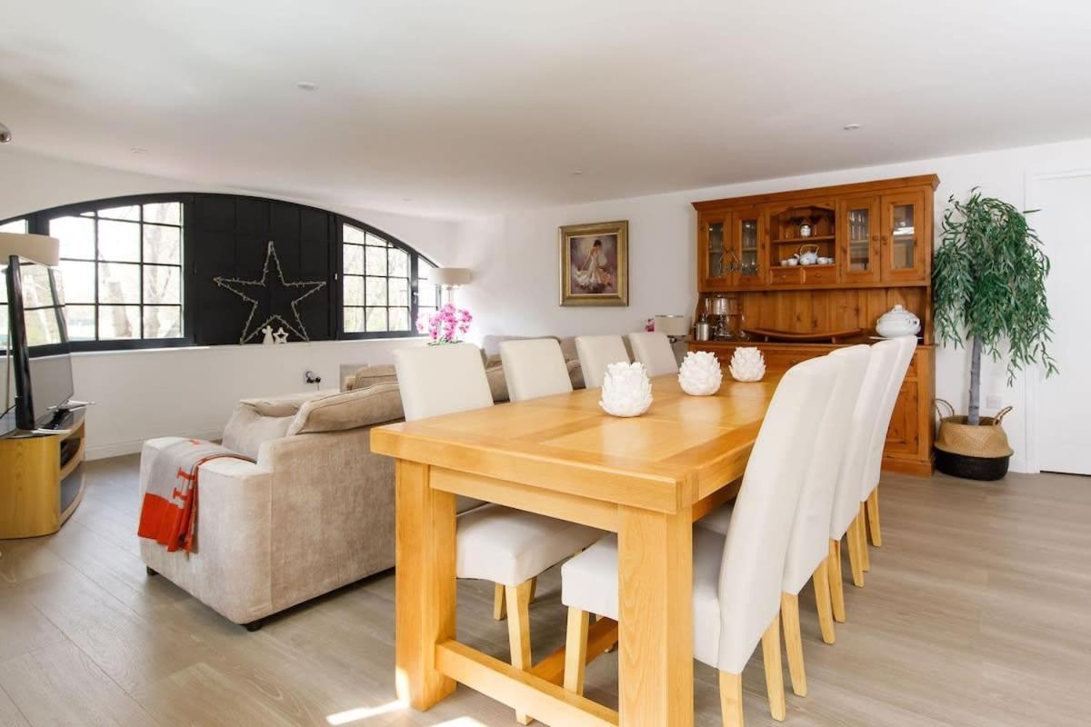 Stylish City Centre Apartment With Sauna Chichester Exterior photo