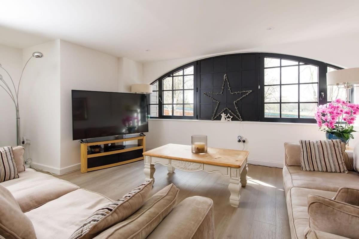 Stylish City Centre Apartment With Sauna Chichester Exterior photo