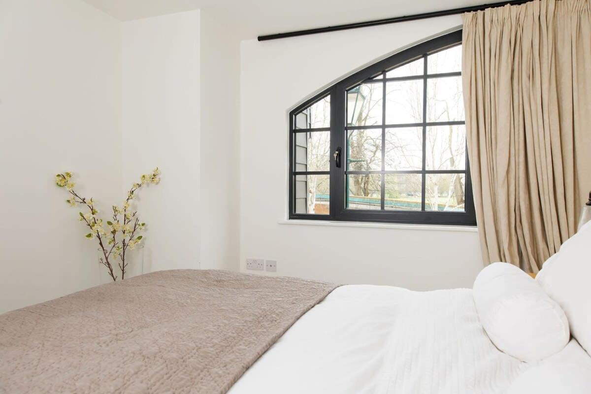 Stylish City Centre Apartment With Sauna Chichester Exterior photo