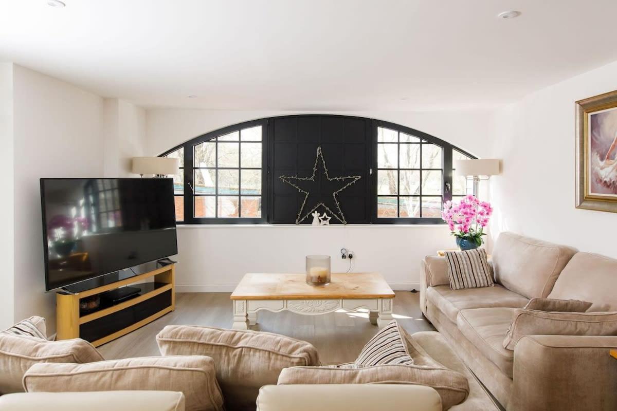 Stylish City Centre Apartment With Sauna Chichester Exterior photo
