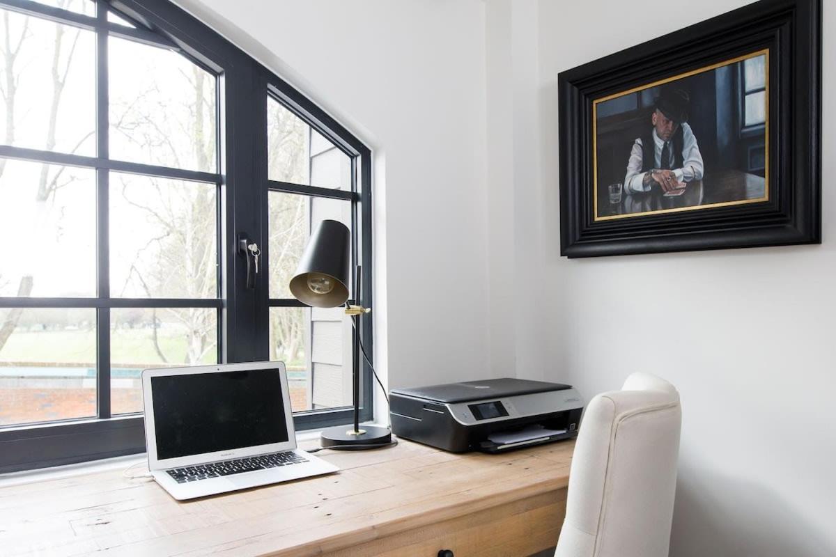 Stylish City Centre Apartment With Sauna Chichester Exterior photo