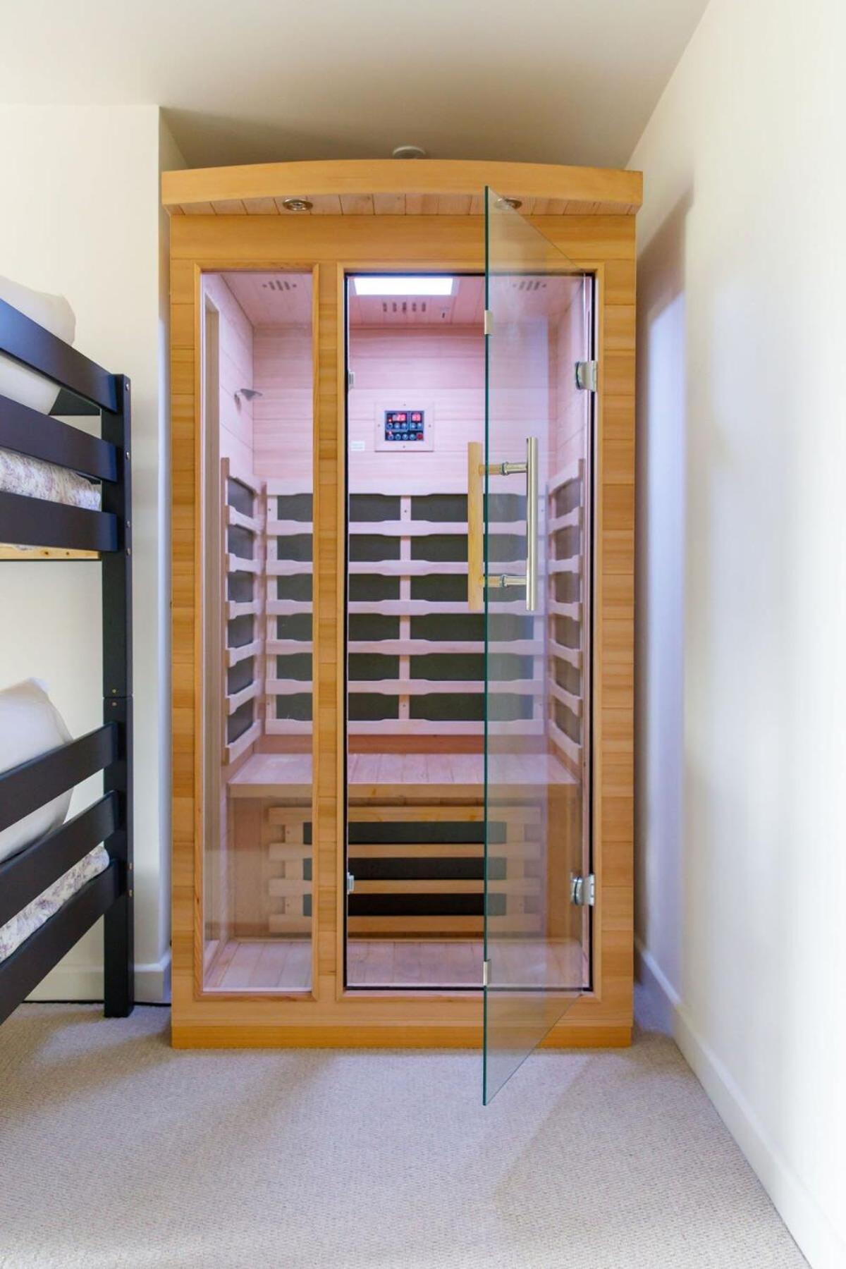 Stylish City Centre Apartment With Sauna Chichester Exterior photo